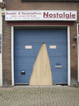 901012 Afbeelding van de lichtreclame van Boedel- en Verzamelhuis 'Nostalgie' (Hogelanden W.Z. 69) te Utrecht, boven de ...